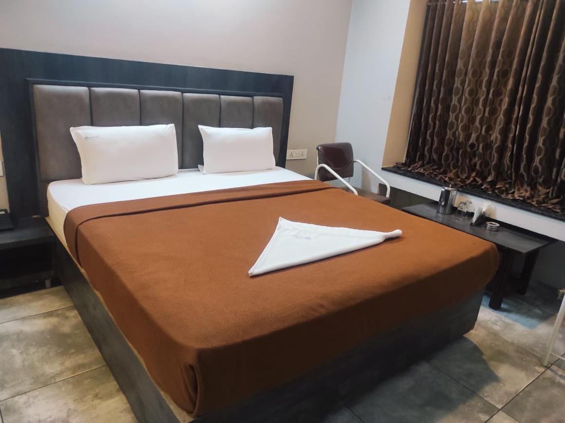 Hotel Vrindavan Deluxe Kolhapur Exterior photo