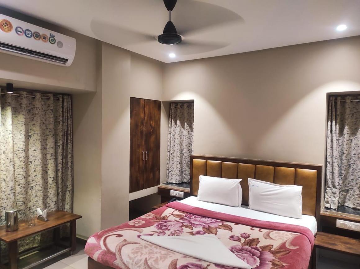 Hotel Vrindavan Deluxe Kolhapur Exterior photo