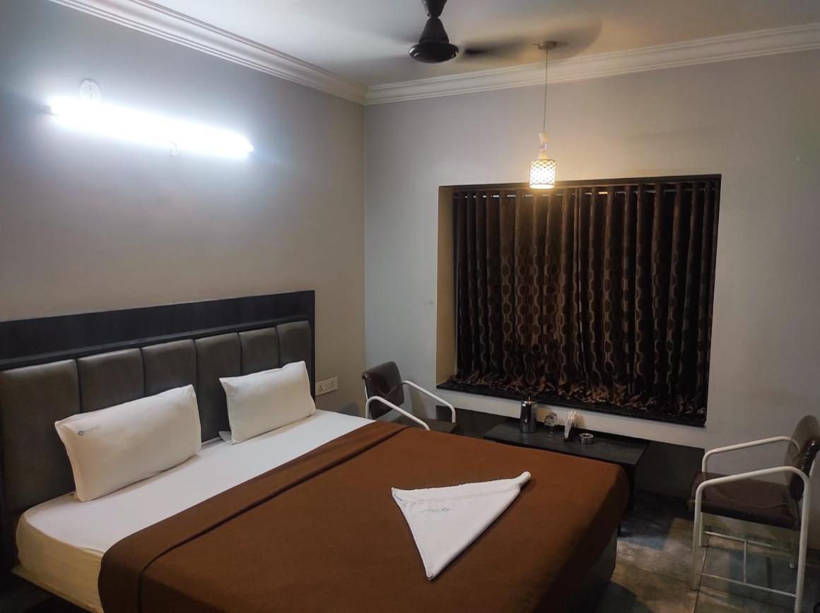 Hotel Vrindavan Deluxe Kolhapur Exterior photo